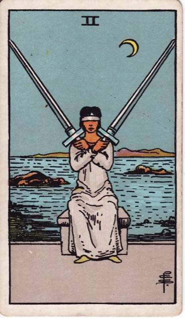 Dos de Espadas: significado en el Tarot